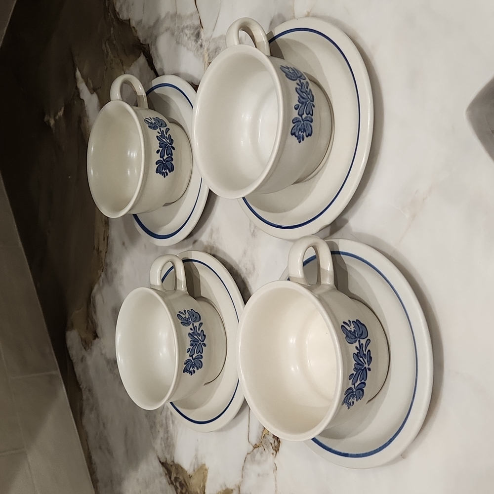 Pfatzgraff Yorktowne 4 Mugs and 4 Saucers